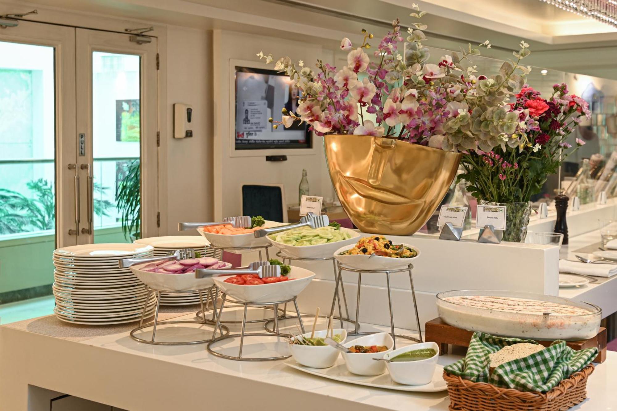 The Ashtan Sarovar Portico New Delhi Eksteriør billede