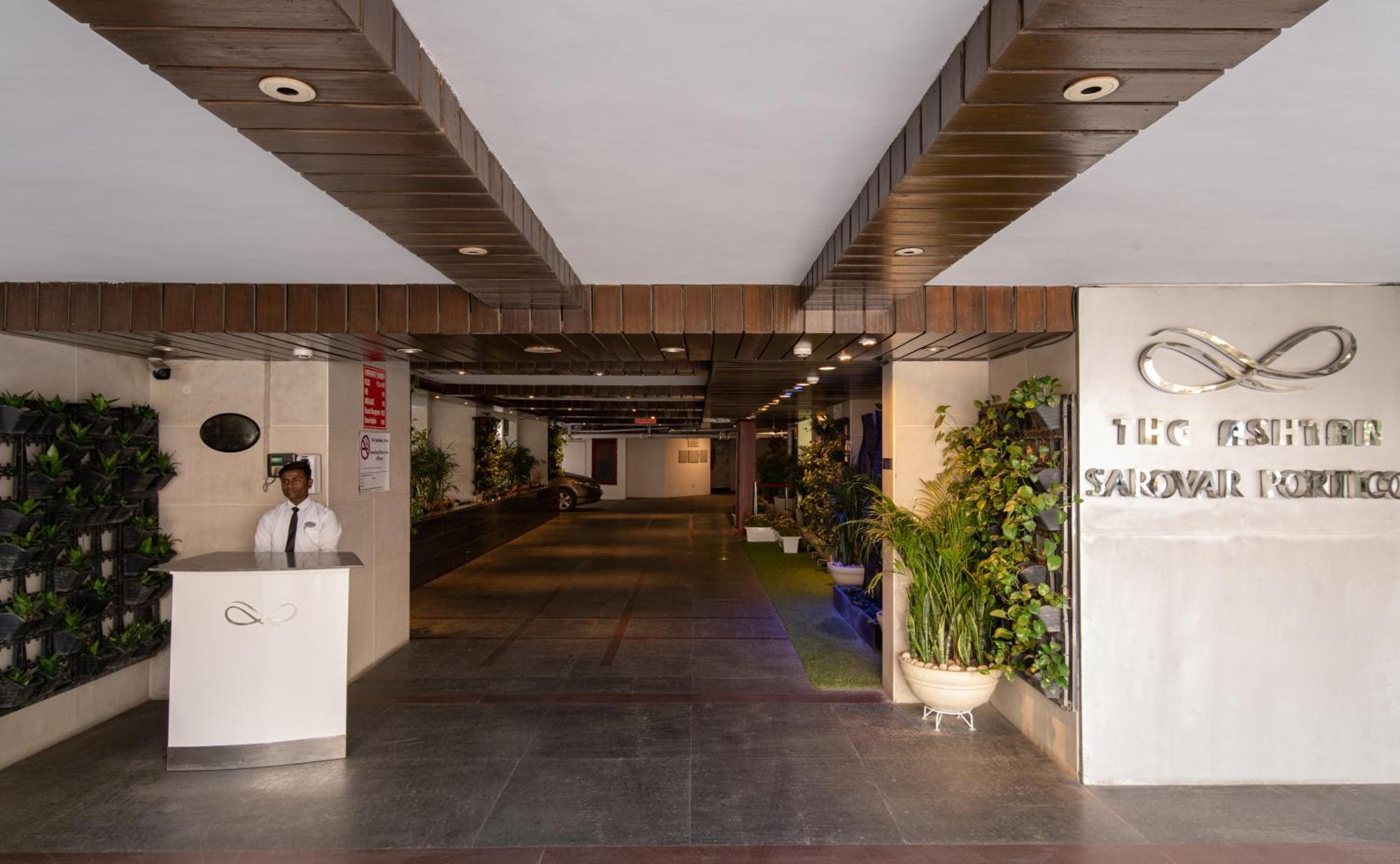 The Ashtan Sarovar Portico New Delhi Eksteriør billede