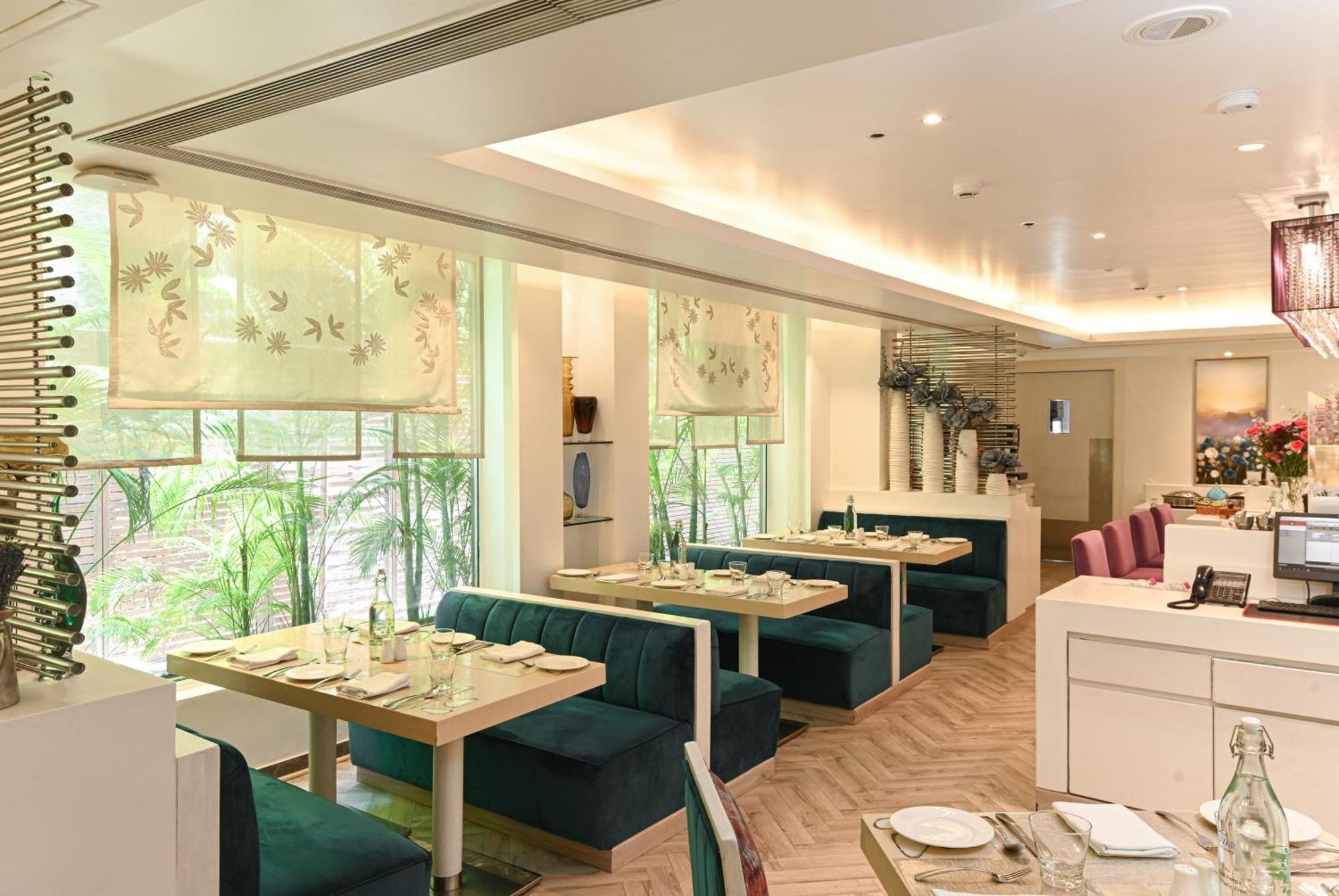 The Ashtan Sarovar Portico New Delhi Eksteriør billede